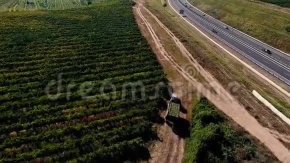 葡萄园山和高速公路从无人机视频的预览图