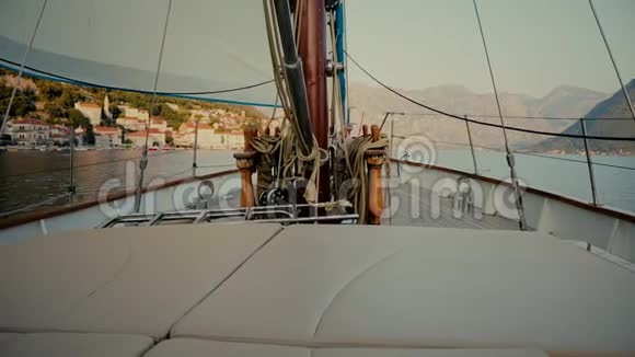 在地中海的帆船里视频的预览图