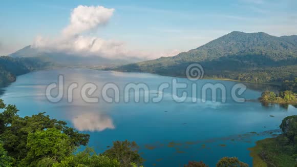 美丽的湖景湖和山景从一座小山布岩湖巴厘岛时光流逝从左到右视频的预览图