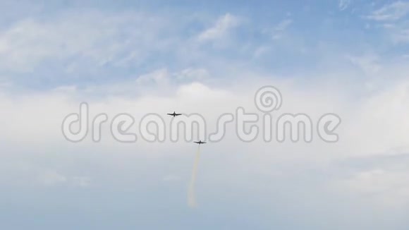 空中表演的特技飞机视频的预览图