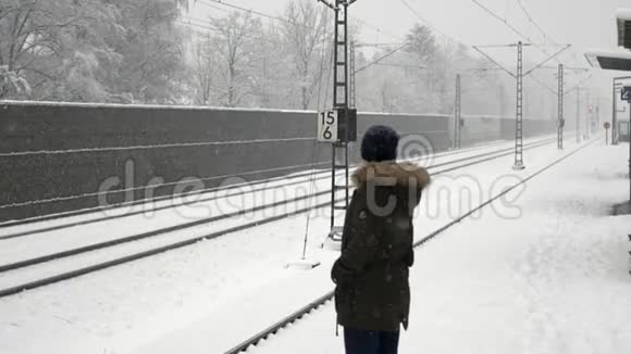 女孩在冬天等火车视频的预览图