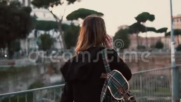 快乐而微笑的女人在罗马论坛上散步在电话里交谈女孩在意大利罗马度假视频的预览图