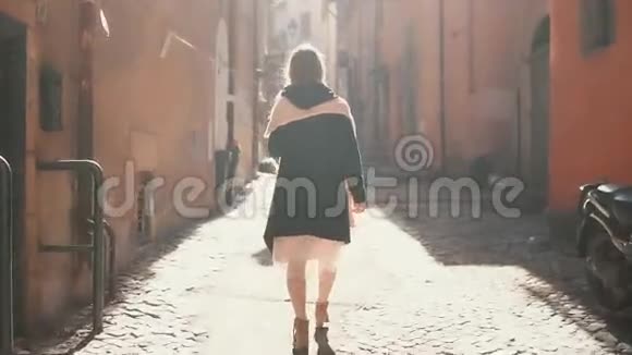 阳光明媚的一天年轻的旅游妇女走上小街女孩在欧洲度假探索古镇视频的预览图