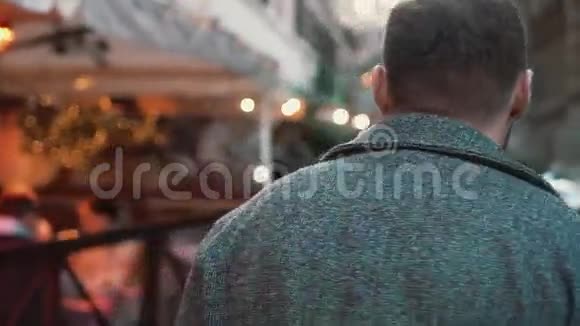 在欧洲城市街散步的年轻人的后景时髦的家伙独自探索老城环顾四周视频的预览图