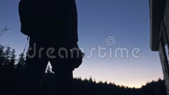剪影旅行者在森林河流中拍摄风景木墩一个女人拍了一个漂亮的黑暗魔法夜视频的预览图