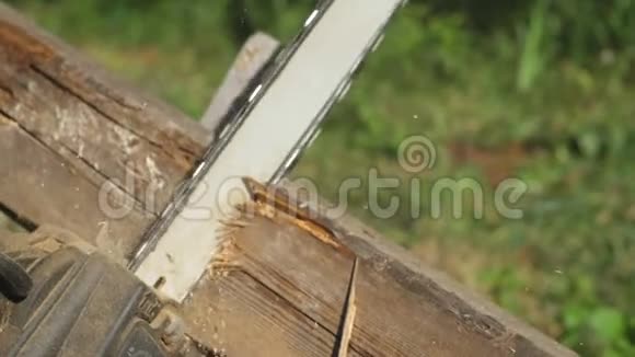 锯木板用电锯侧视锯过程木屑在不同的方向不同视频的预览图