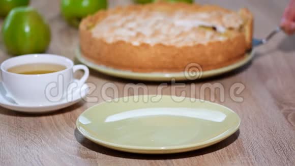 在盘子里放一块苹果蛋糕和奶油蛋糕视频的预览图