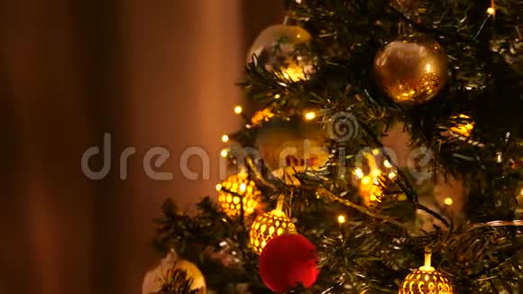 精美华丽的圣诞树装饰和闪烁的花环视频的预览图