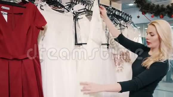 年轻女子在商店里挑选衣服视频的预览图