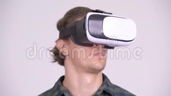 帅哥脸用虚拟现实耳机视频的预览图