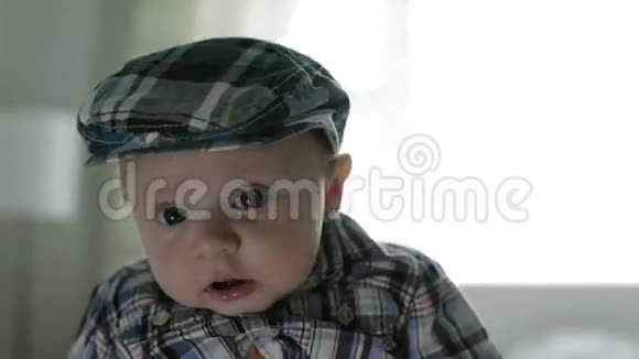 戴着格子帽的婴儿惊恐的脸视频的预览图