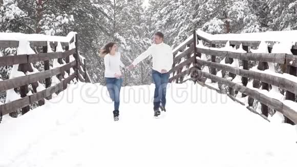 寒假期间在雪林外的寒假里一对有趣的夫妇在一起玩耍视频的预览图