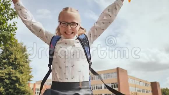 快乐的十一岁女学生在快乐的情绪中跳跃视频的预览图