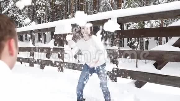 寒假期间在雪林外的寒假里一对有趣的夫妇在一起玩耍视频的预览图