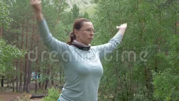 一个女人在山上做运动她从事冥想和瑜伽健康的生活方式视频的预览图