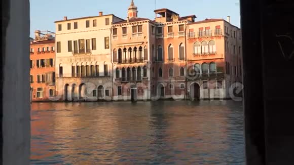 威尼斯运河沿岸的建筑视频的预览图