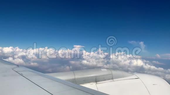 空中飞行窗外多云的蓝天视频的预览图