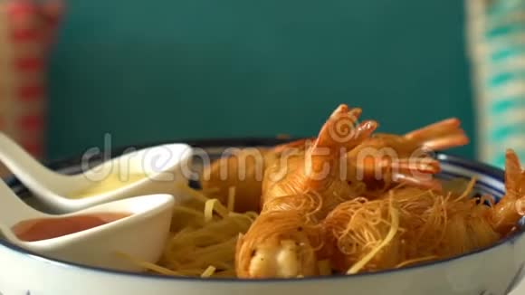 炸虾或虾旋转食物背景视频的预览图