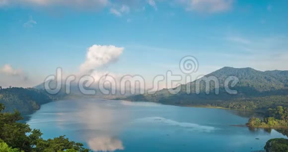 美丽的湖景湖和山景从一座小山布岩湖巴厘岛时光流逝向上向下视频的预览图
