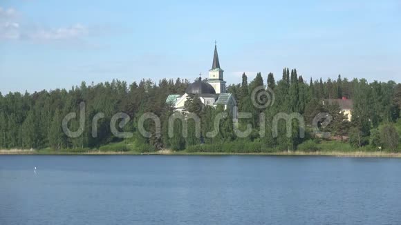 帕皮兰拉蒂湖全景与历史教堂的城市鲁科拉蒂芬兰视频的预览图
