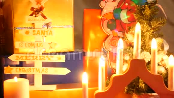 仙鹤娃娃拍摄的圣诞树底部有很多礼盒视频的预览图