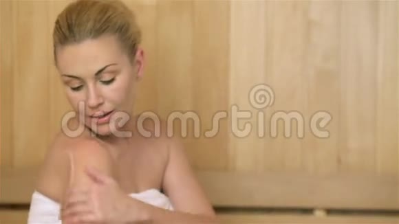 女人在身体上涂油视频的预览图