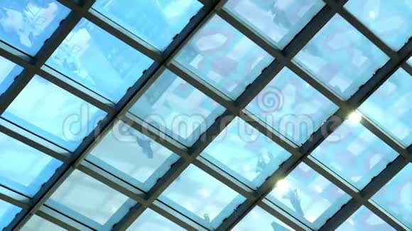 在机场的玻璃屋顶上有手提箱的人被反射出来机场上空的蓝天带包的人视频的预览图