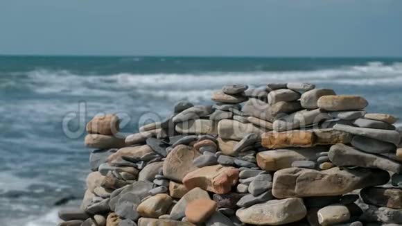 海岸海滩上的石头墙视频的预览图