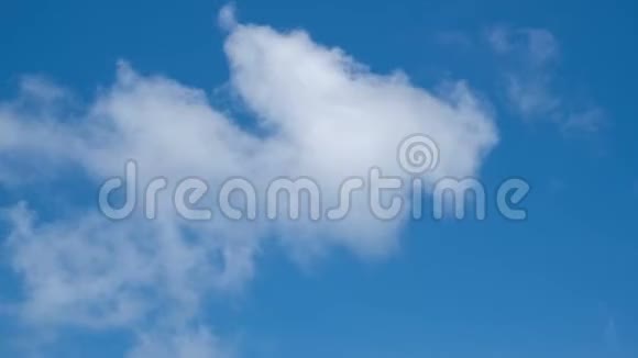 一片明亮的蓝天背景是云视频的预览图
