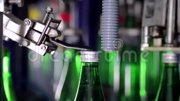 自动覆盖瓶与盖子在水厂自动输送线上绿色玻璃瓶关门视频的预览图