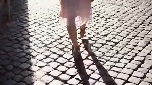 年轻女子在市中心用铺路石行走的后景时髦的女孩一个人花时间视频的预览图
