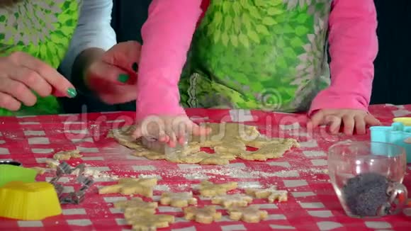 小女孩和成年女人用手做金属饼干视频的预览图