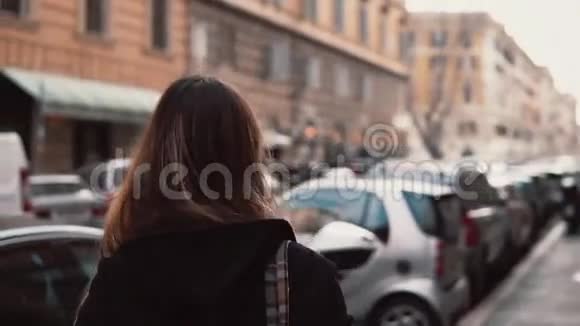 年轻女子在市中心散步环顾四周带背包的布鲁内特女孩探索新的地方视频的预览图