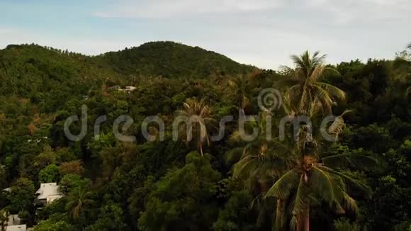 青山岭上的别墅雄伟的无人机景豪华别墅位于热带绿色山脉视频的预览图