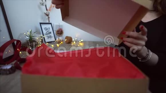 年轻女子包装圣诞礼物视频的预览图