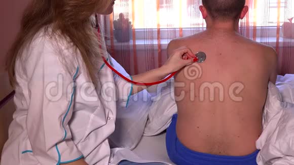 女医生在医院病房用听诊器检查男病人背部视频的预览图