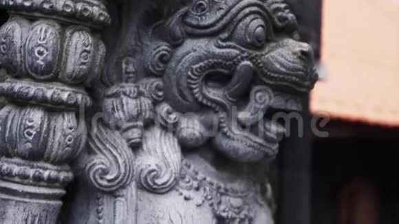 手工雕刻的坚硬的灰色石雕精神的宗教的动物视频的预览图