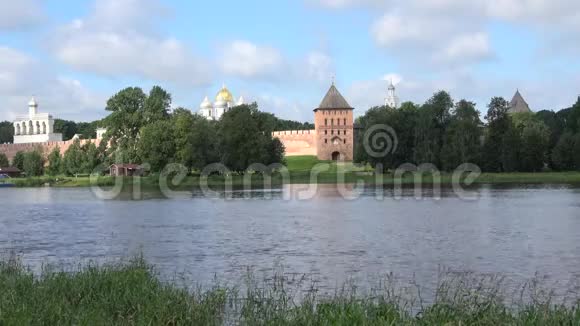 弗拉基米尔塔上的风景八月的早晨俄罗斯新哥罗德的克里姆林宫视频的预览图