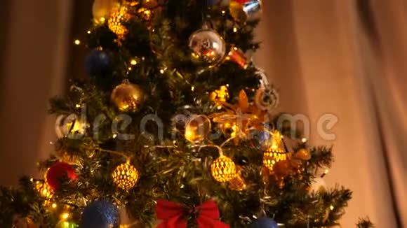 美丽圣诞树上闪烁花环的细节视频的预览图