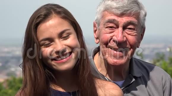 微笑的西班牙祖父和孙女视频的预览图