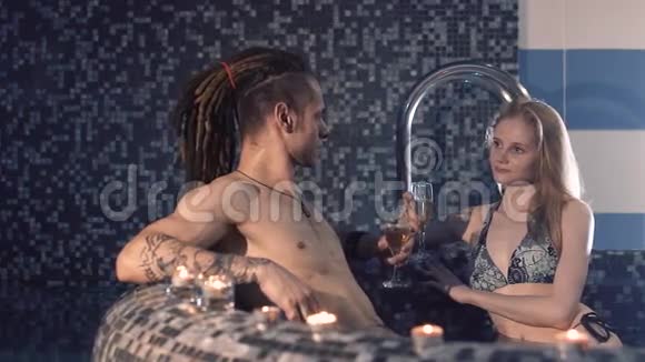 快乐情侣在游泳池喝鸡尾酒视频的预览图