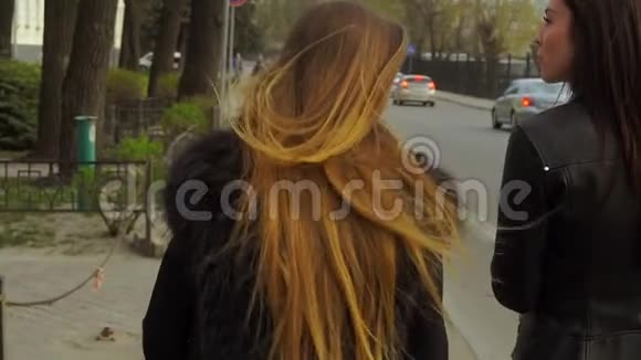 金发美女在城市大街上走来走去视频的预览图