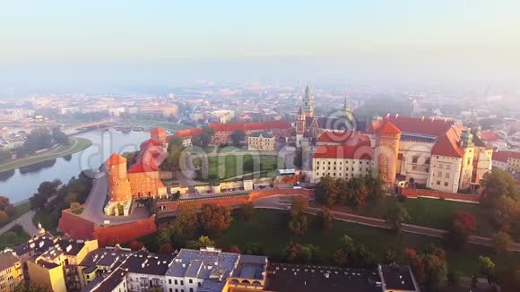 波兰克拉科夫瓦维尔皇家城堡和大教堂维斯图拉河克拉科夫老城区有历史教堂视频的预览图