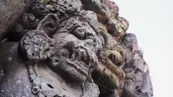 巴厘岛骶骨生物手工雕刻的实心灰色石雕视频的预览图