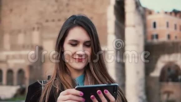 年轻女性在探索罗马论坛时使用智能手机女孩在城里散步在意大利罗马度假视频的预览图