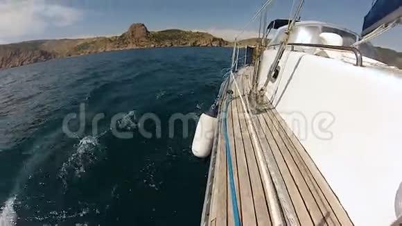 在黑海的游艇船头视频的预览图
