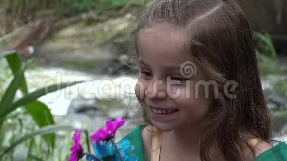 河边有花的快乐女孩视频的预览图