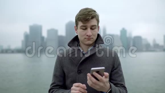 年轻人背着曼哈顿岛上网视频的预览图