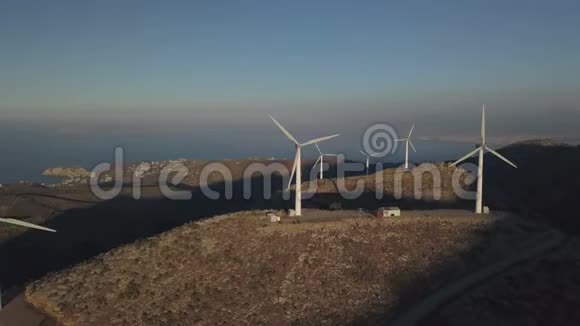 日落时风车的空中镜头视频的预览图