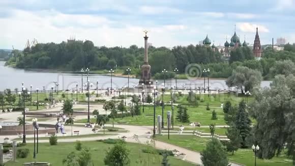 伏尔加河和Kotorosl河沿岸的景色七月的下午亚罗斯拉夫尔视频的预览图